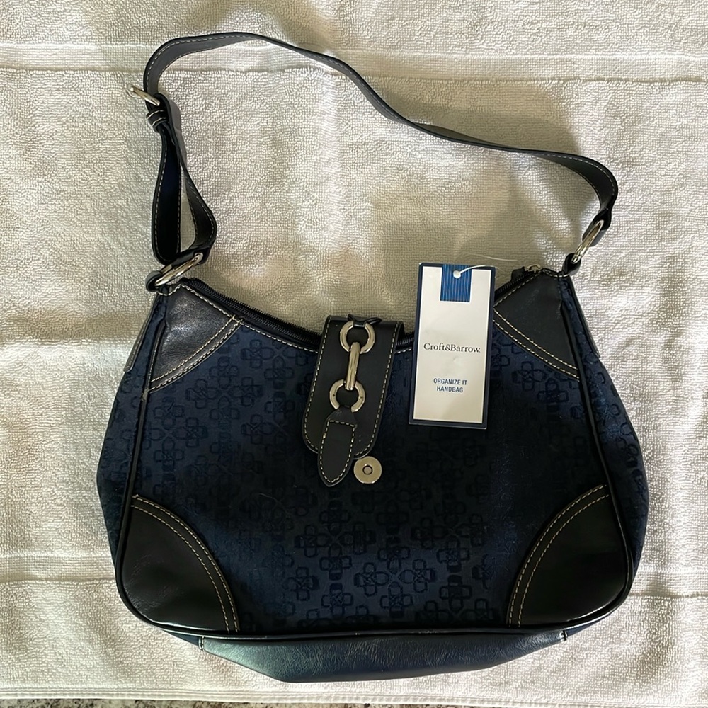 New (with tags) Croft & Barrow navy purse with black accents. Includes 2 cases.